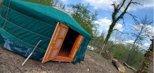 Yurt rental on the edge of a pond (N°1)