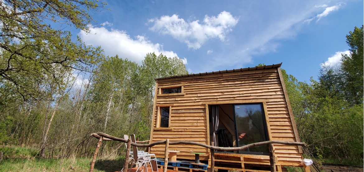 Unusual night in Île-de-France – Tiny house by the water near Provins
