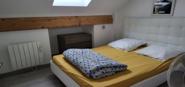 Bright room with double bed. Bed linen and towels are optional.
