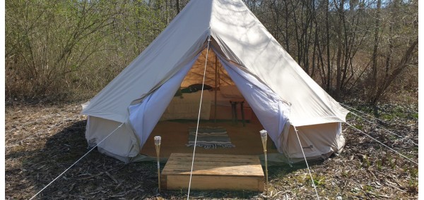 Unusual night in the Île-de-France region: Glamping tent by the water's edge.