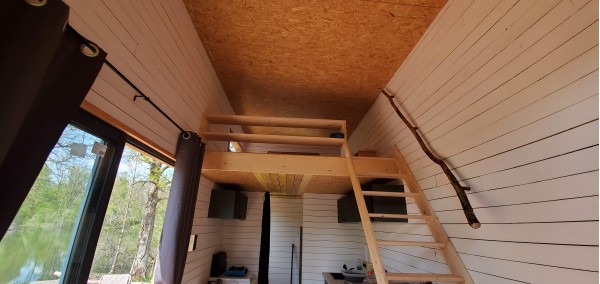 Unusual night in Île-de-France – Tiny house by the water near Provins