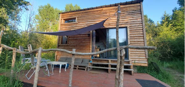Unusual night in Île-de-France – Tiny house by the water near Provins
