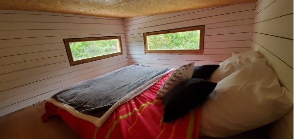 Unusual night in Île-de-France – Tiny house by the water near Provins