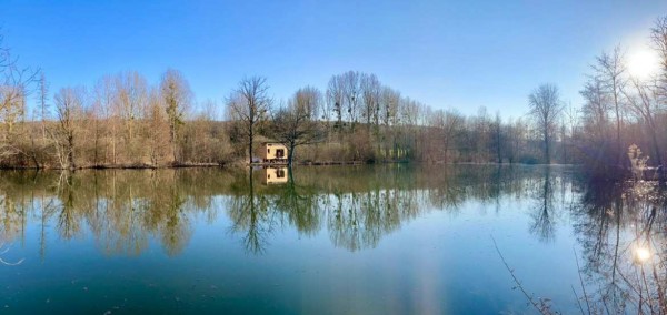 Unusual night in Île-de-France – Tiny house by the water near Provins