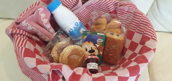 Unusual night ile de france: breakfast basket