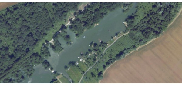 Unusual night in Île-de-France – Waterside chalet near Provins