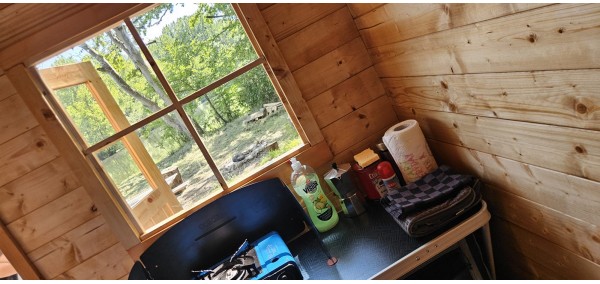 Unusual night in Île-de-France – Waterside chalet near Provins