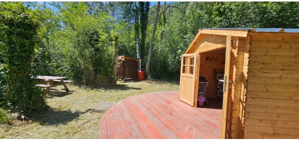 Unusual night in Île-de-France – Waterside chalet near Provins
