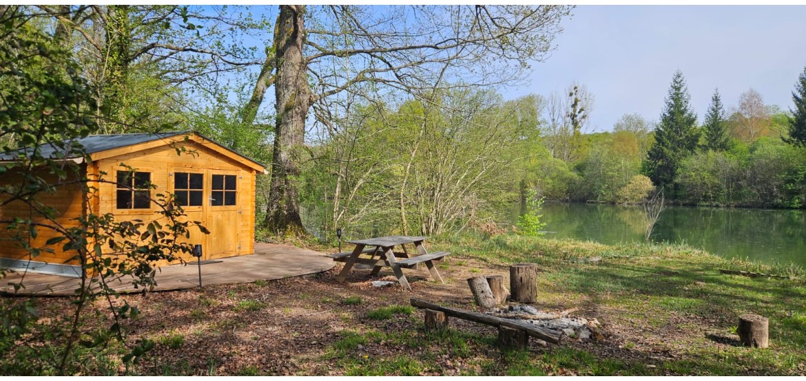 Unusual night in Île-de-France – Waterside chalet near Provins