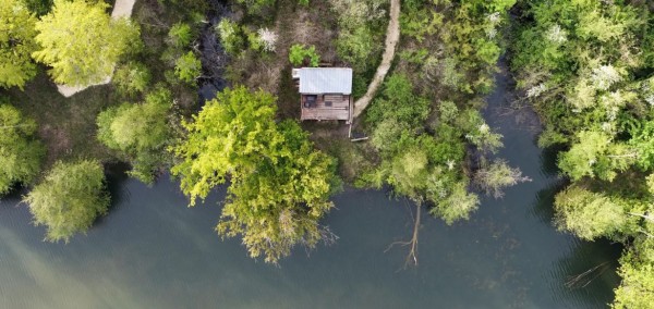 Unusual night in Île-de-France – Tiny house by the water near Provins