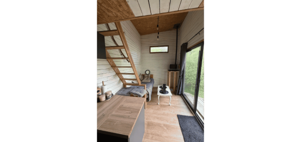 Unusual night in Île-de-France – Tiny house by the water near Provins