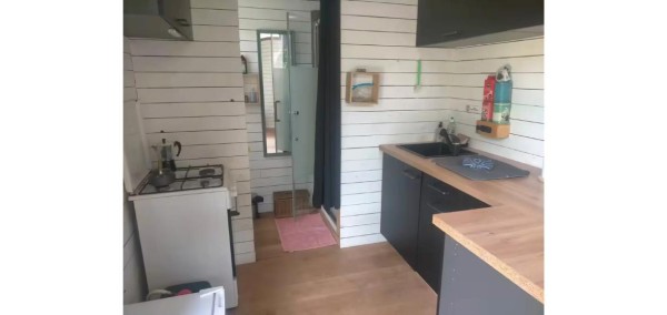 Unusual night in Île-de-France – Tiny house by the water near Provins