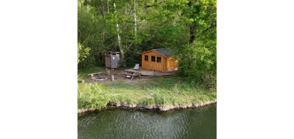 Unusual night in Île-de-France – Waterside chalet near Provins